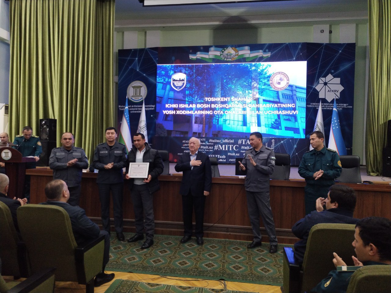 Родителям сотрудников, отличившихся в службе, объявили благодарность