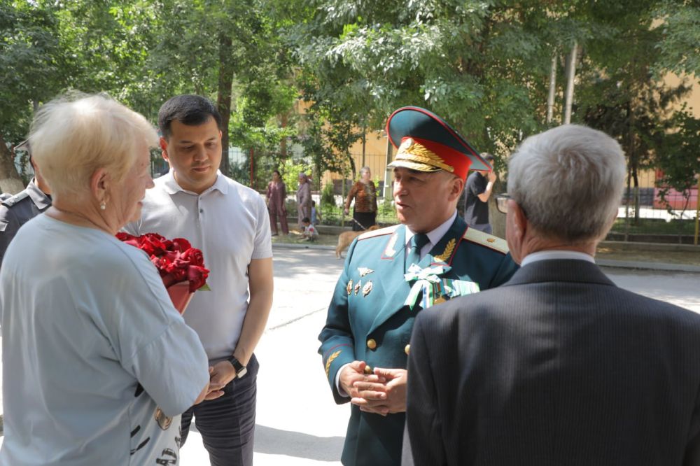 Учтепа туманида истиқомат қилувчи уруш фахрийси Бурикин Анатолий Ивановичга Президент табр...