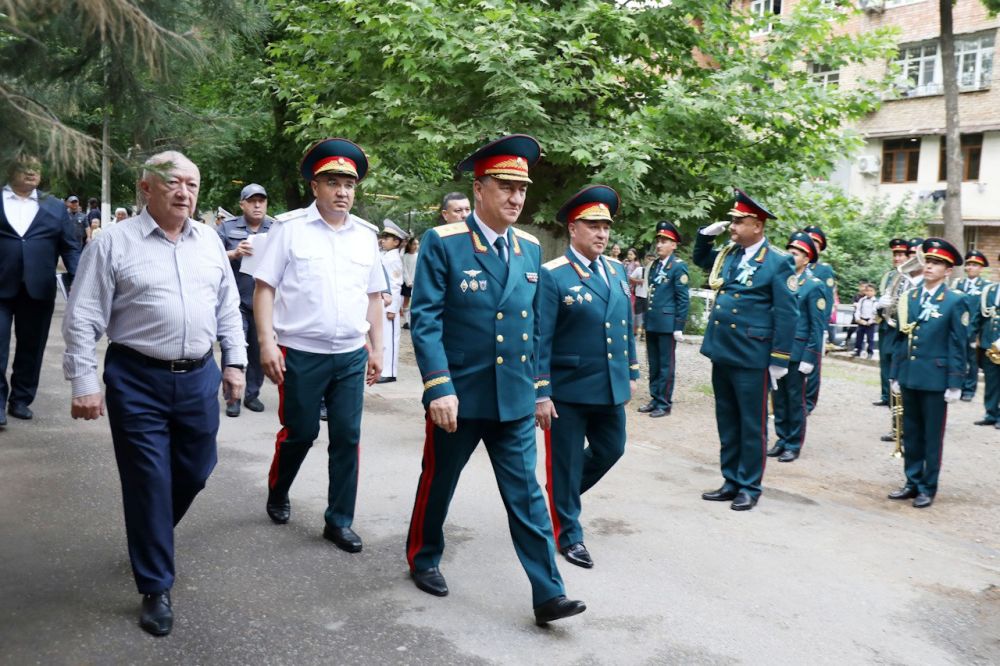 Министр внутренних дел посетил несколько домов, где встретился с ветеранами, старейшинами ...