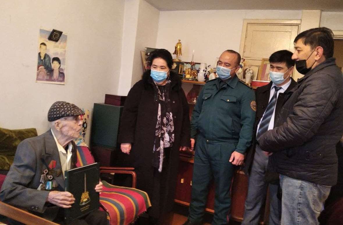 Vatan himoyachilari kuni munosabati bilan Ikkinchi jahon urushi faxriylariga hurmat bajo k...