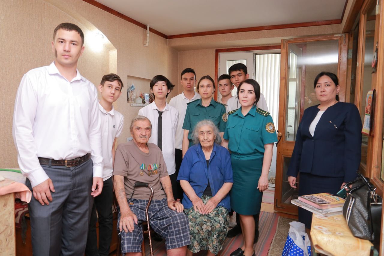 Сотрудники ГУВД города Ташкента навестили здравствующих ветеранов трудового фронта и труже...