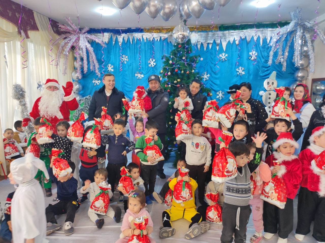 Сотрудники УКД ОВД Шайхантахурского района поздравили особенных детей с наступающим Новым ...